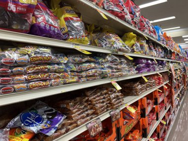 Cadılar Bayramı şekeri süpermarkette mevsimlik koridorda sergileniyor