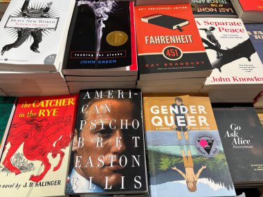 Yasaklı kitap listelerinde sık sık yer alan kitapların bir kitapçıda görüntülenmesi.