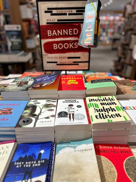 Yasaklı kitap listelerinde sık sık yer alan kitapların bir kitapçıda görüntülenmesi.