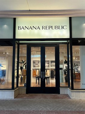 Old Orchard alışveriş merkezindeki Banana Republic mağazası..