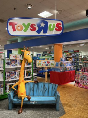 Toys R Us, Skokie, Illinois 'deki Old Orchard Alışveriş Merkezi' ndeki Macy 's mağazasından alışveriş yapıyor..