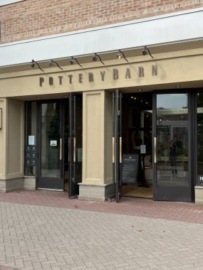 Old Orchard alışveriş merkezindeki Pottery Barn perakende mağazasının dışı.