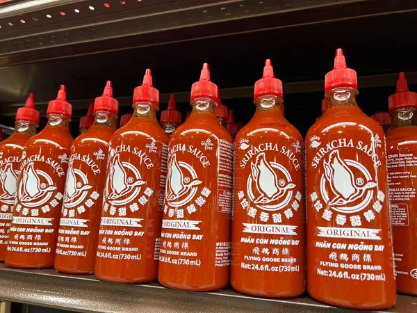 H Mart Asya marketinin rafında bir şişe Sriracha sosu var.