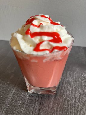 Bardakta kırmızı kadife milkshake