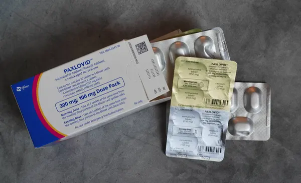 帕克斯洛韦 Covid 19的处方治疗 它包含了由辉瑞公司开发的抗病毒药物 尼马他韦和利托那韦 图库照片
