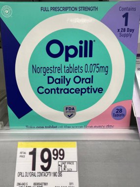 Opill, ilk günlük oral doğum kontrol hapı bir Walgreens mağazasının rafında satıldı..