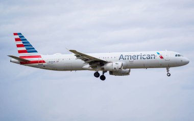 American Airlines Airbus A321 Chicago O 'Hare Uluslararası Havaalanına inişe hazırlanıyor.