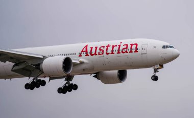 Avusturya Havayolları Boeing 777 Chicago O 'Hare Uluslararası Havaalanına inişe hazırlanıyor.