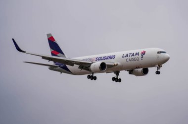 LATAM Kargo Boeing 767 kargo uçağı Chicago O 'Hare Uluslararası Havaalanına inişe hazırlanıyor.