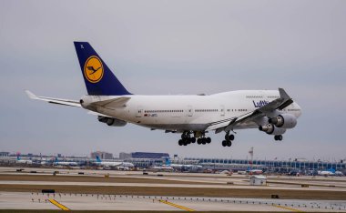 Lufthansa Boeing 747 Chicago O 'Hare Uluslararası Havaalanına inişe hazırlanıyor.
