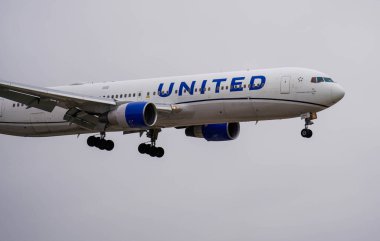 United Airlines Boeing 767 Chicago O 'Hare Uluslararası Havaalanına inişe hazırlanıyor..