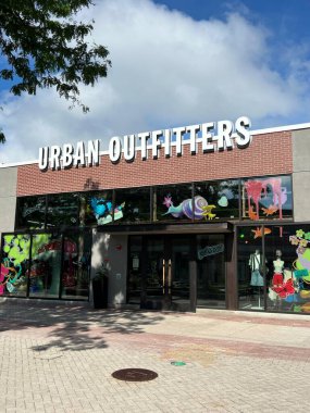 Skokie, IL 'deki Old Orchard Alışveriş Merkezi' ndeki Urban Outfitters perakende mağazasının dışı.