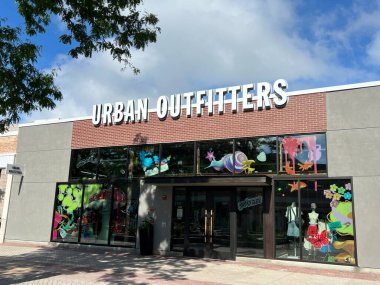 Skokie, IL 'deki Old Orchard Alışveriş Merkezi' ndeki Urban Outfitters perakende mağazasının dışı.