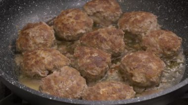 Kızartma tavasında ev yapımı köfte pişirmek. Kapağın altında çiy birikiyor. Yüksek kalite 4k görüntü