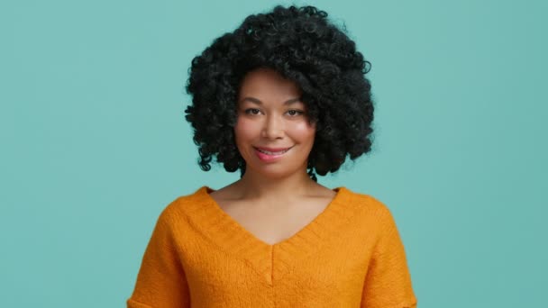 Kıvırcık Saçlı Afro Amerikalı Kadın Sevimli Esmer Kadın Dudaklarını Şakacı — Stok video