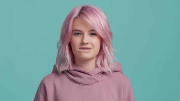 Досить Молода Жінка Модним Пастельно Рожевим Волоссям Прекрасна Коктейльна Жінка — стокове відео