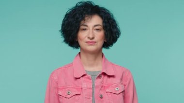 Görkemli, olgun bir kadın kalp işareti gösteriyor. Elleriyle sembol oluşturuyor. Minnettar bir gülümseme, izole edilmiş arka plana bakıyor. Aşk desteği, gönüllülük, bağış, iyilik kavramını kapat.