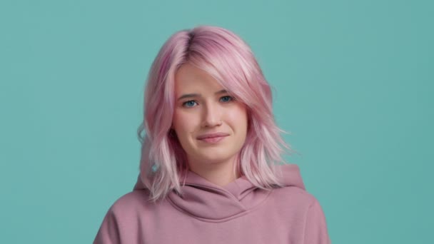 Διασκέδαση Σύγχυση Ντροπαλός Ντροπιασμένος Νεαρός Hipster Φοιτητής Κορίτσι Ροζ Μαλλιά — Αρχείο Βίντεο