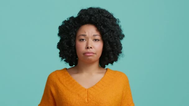 若い無関心なアフリカ系アメリカ人の女性を知らないのジェスチャーをし 何も助けることはできません 難しい質問顔の表情ライフスタイルの人々の概念 ブルースタジオ隔離された背景 — ストック動画
