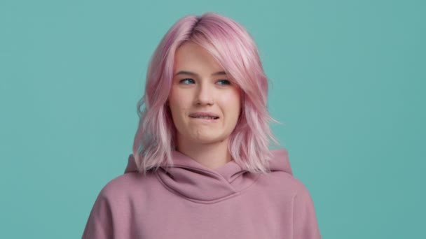Chytrá Mladá Žena Růžové Barvy Účes Kapuci Myšlení Záludné Triky — Stock video