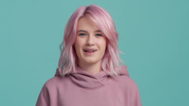 Весела Смішна Студентка Хіпстера Пастельно Рожевим Волоссям Показує Язик Пірсингом — стокове відео