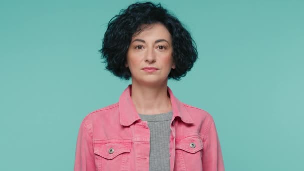 Unzufriedene Kaukasische Frau Mit Lockigem Haar Fröhliches Gesicht Und Sagt — Stockvideo