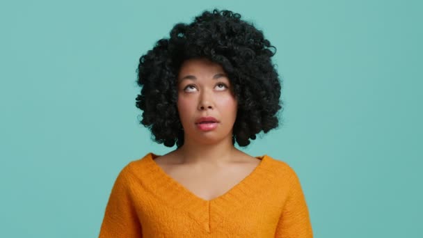 非洲裔美国女人满脸厌恶地说你是认真的 不满不满的黑皮肤女人阴郁的头发皱眉的脸 厌恶的感觉 蓝色工作室背景 — 图库视频影像