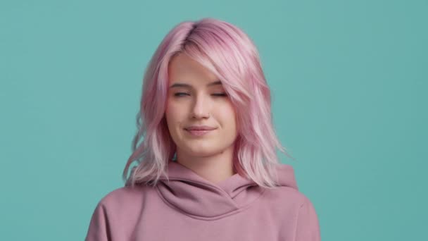 Ontevreden Jonge Roze Harige Mooie Vrouw Rolt Haar Ogen Geïsoleerd — Stockvideo
