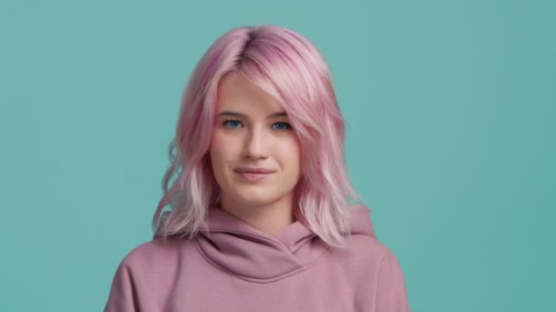 Nudí Mladá Žena Růžovými Vlasy Povzdechy Zvlněné Oči Vzhlížející Stranu — Stock video