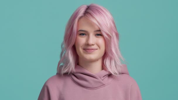 Wanita Muda Yang Bersemangat Dengan Warna Rambut Merah Muda Melakukan — Stok Video