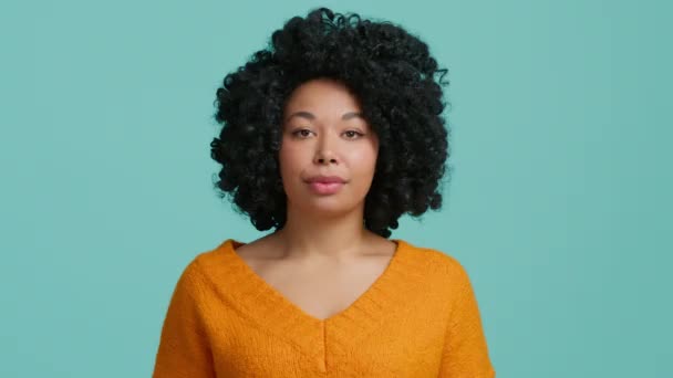Yaşlarda Turuncu Kazaklı Genç Afro Amerikalı Bir Kadın Kameraya Bakar — Stok video