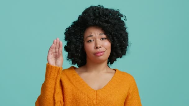 Konuşkan Arkadaşlarından Rahatsız Olan Afrikalı Amerikalı Kız Hep Dedikodu Yapar — Stok video