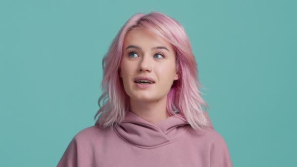 Joven Suplicando Lindo Estudiante Hipster Con Pelo Color Rosa Pastel — Vídeos de Stock