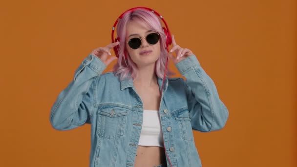 Cool Chica Estudiante Hipster Con Pelo Rosa Gafas Sol Auriculares — Vídeos de Stock