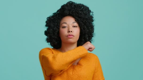 Sakin Kızgın Afro Amerikalı Kadın Boynu Kesilmiş Mavi Arka Plan — Stok video