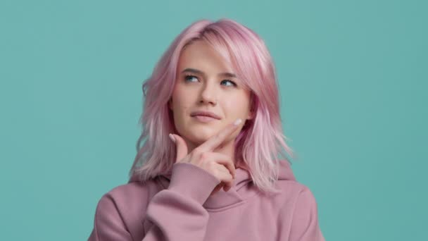 Goed Idee Gebaar Schattig Hipster Meisje Met Roze Haar Opgeheven — Stockvideo