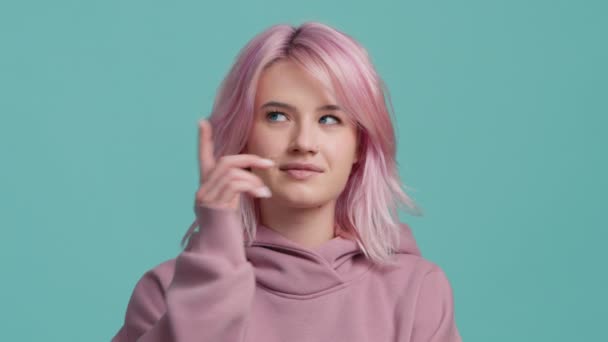 Захоплена Усмішкою Щасливої Дівчини Рожевим Волоссям Показує Жест Eureka Портрет — стокове відео