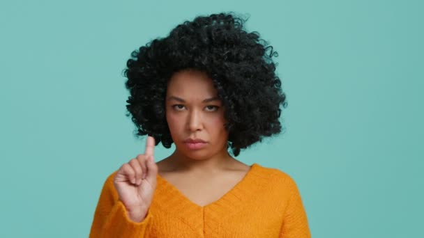 没有头发卷曲的非洲裔美国女人的手势 真是个坏主意错误的选择 拒不同意 消极的建议 持怀疑态度的女人以工作室背景下的手指扭伤警告慢动作 — 图库视频影像