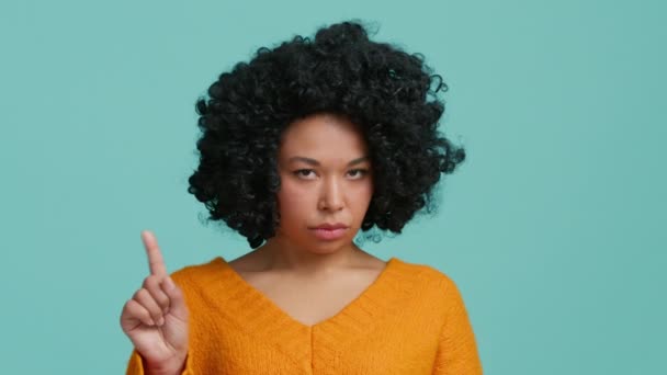 Sehr Ernstes Afroamerikanisches Kopfschütteln Und Schmollend Gerunzelte Augenbrauen Unzufriedene Dame — Stockvideo