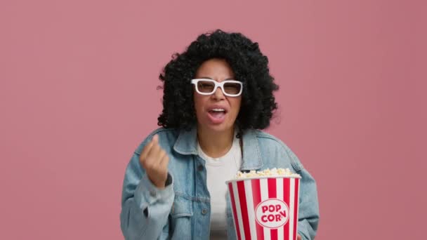 Super Podekscytowana Afroamerykanka Zadziwiona Kobieta Premierze Filmu Różowym Tle Portret — Wideo stockowe