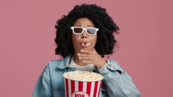 Retrato Jovem Afro Americana Adorável Engraçada Assistindo Filme Suspense Incontrolavelmente — Vídeo de Stock