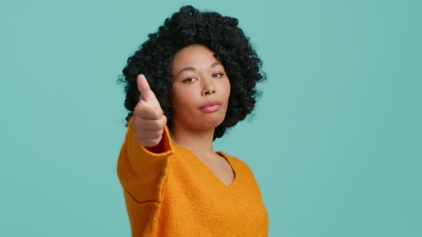 アフリカ系アメリカ人女性の負け犬のジェスチャーだ 不満と失望し 懐疑的な大人の女性は 親指の指を示しています 女の子は何かが好きではない 人々についてのゴシップ悪いうんざりしている — ストック動画