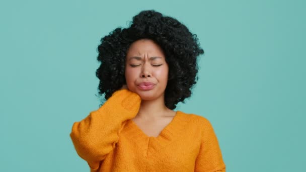 Porträt Einer Afroamerikanerin Die Plötzlich Nackenschmerzen Verspürt Müde Frau Mit — Stockvideo