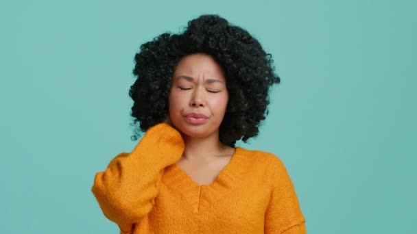 アフリカ系アメリカ人女性の苦しみの顔を閉じると 筋肉の緊張を緩和するためにそれをこすり 首に激しい痛みを経験する 子宮頸部骨症 疲れ過労女性 鎮静ライフスタイルの概念 — ストック動画