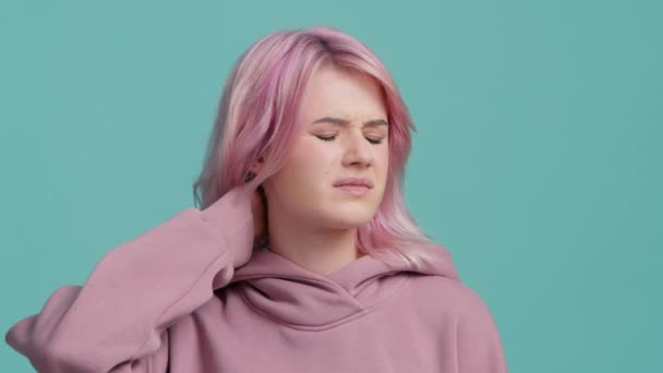 Nahaufnahme Leidenden Gesicht Der Studentin Zwanziger Erlebt Starke Schmerzen Nacken — Stockvideo