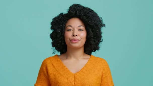 Abschiedsgeste Mit Luftkuss Von Süßen Schönen Afroamerikanischen Mädchen Auf Pastellblauem — Stockvideo