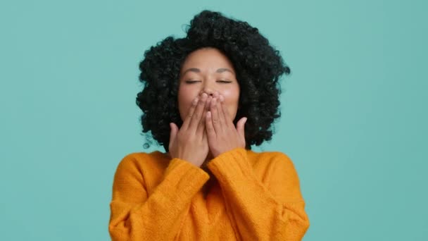 Nettes Lächeln Afroamerikanerin Leuchtend Orangefarbenem Pullover Senden Luftkuss Von Beiden — Stockvideo