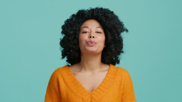 Uśmiechnięty Uroczy Kręcone Kobieta Cute Afro Fryzury Pomarańczowym Stroju Wysyła — Wideo stockowe