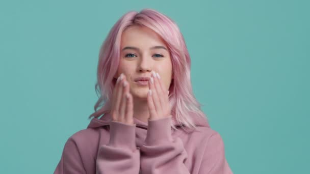 Bonito Sorridente Senhora Com Penteado Rosa Pastel Moda Com Capuz — Vídeo de Stock