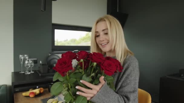 Caucasiana Loira Anos Segurando Buquê Rosas Vermelhas Luxuosas Mulher Desfrutando — Vídeo de Stock